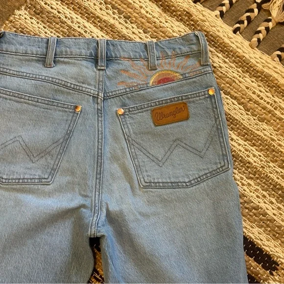 Wrangler High-Rise Light Blue Jeans with Sun Embroidery - Picture 11 of 16